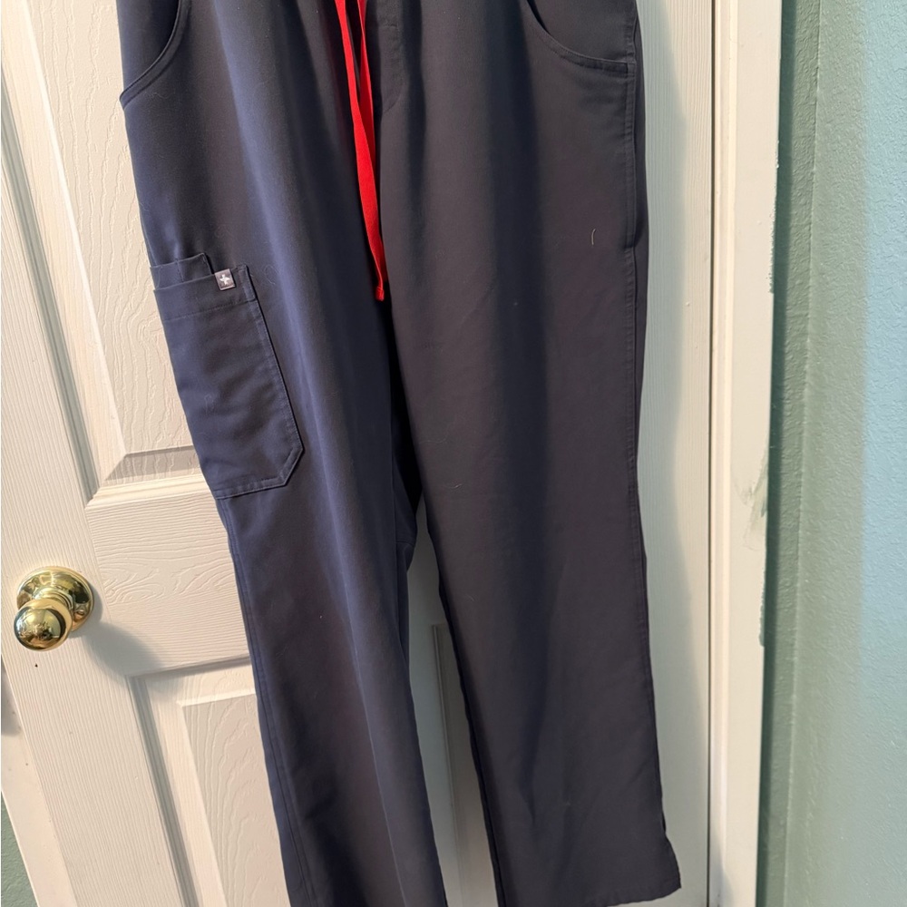 Women’s Figs  Charcoal  Red Drawstring M